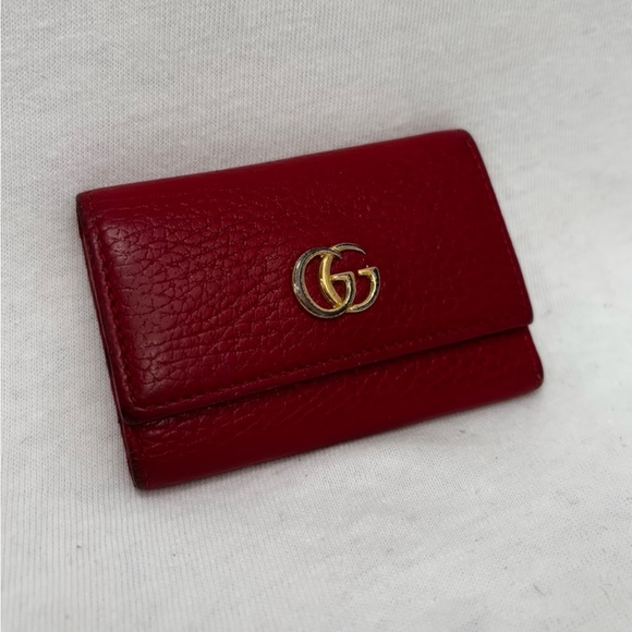 Beautiful Gucci key case wallet with golden logo and metal snap button closure - Picture 1 of 4